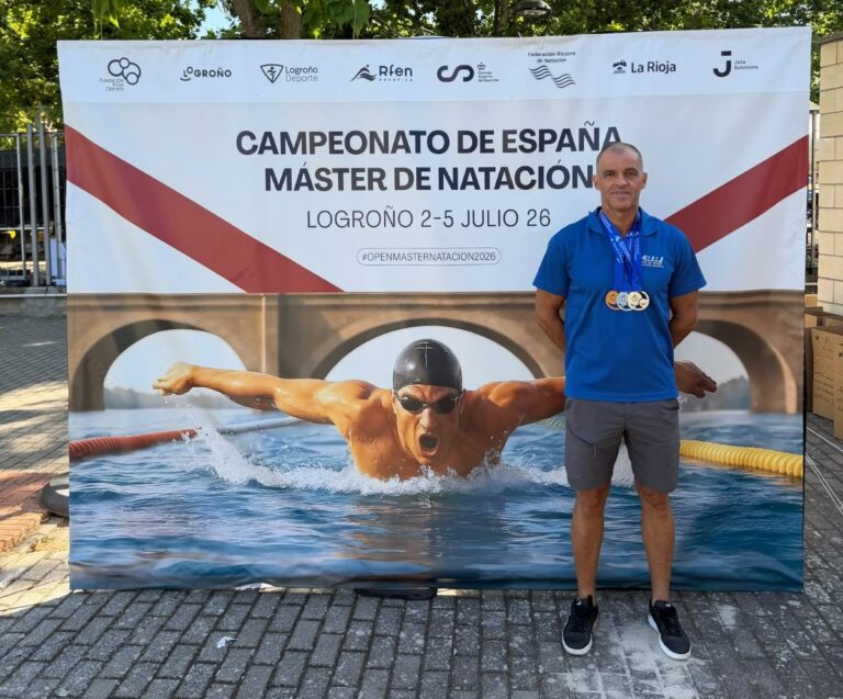 Juan José Potous con medallas en el Campeonato de España Máster de Natación en Logroño