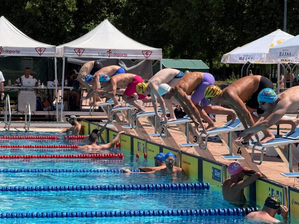 Nadadores compitiendo en el Campeonato de España Máster en Logroño
