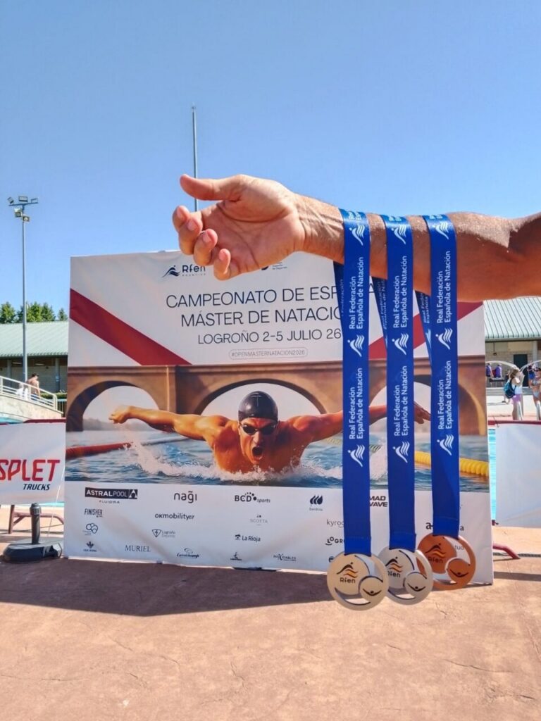 Juan José Potous mostrando sus medallas en el Campeonato de España Máster de Natación