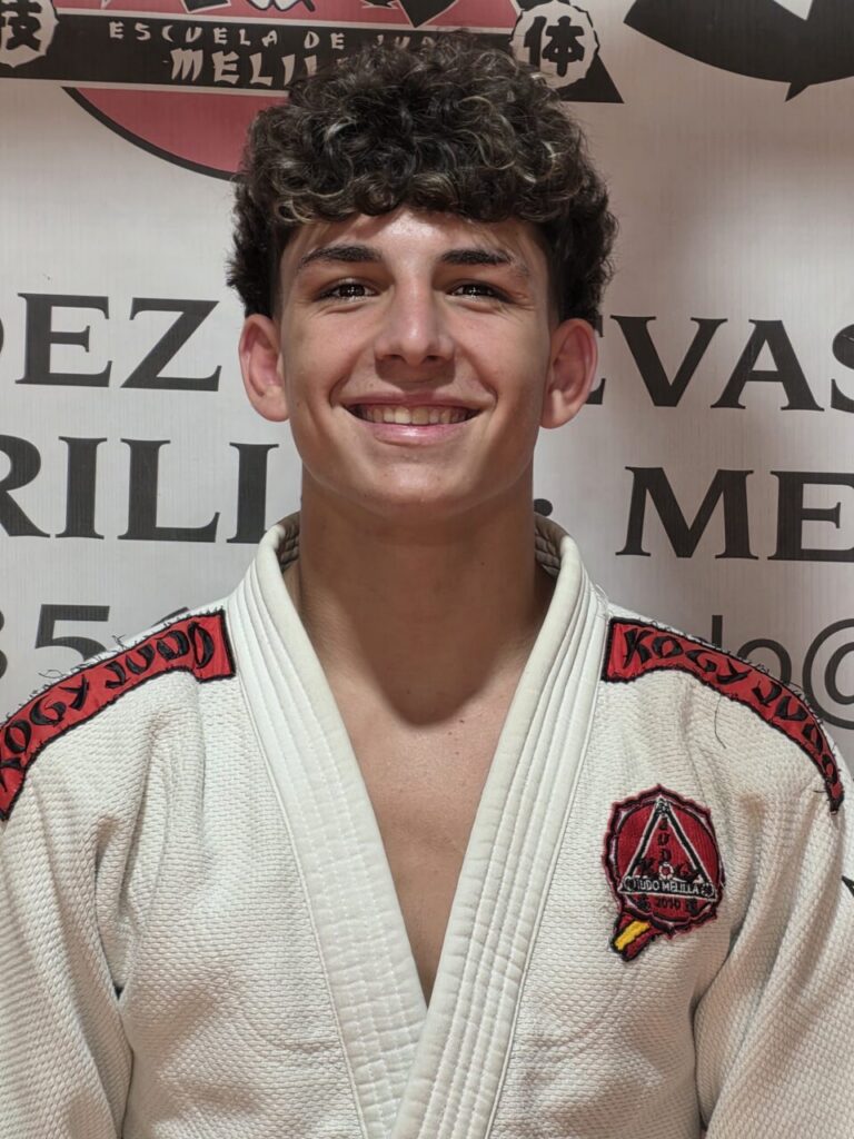 Judoca de la Escuela KogyJudo posando con su uniforme