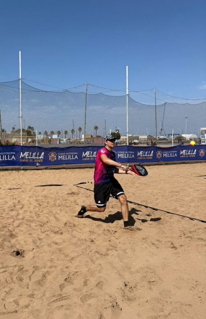 Jugador de tenis playa en acción en la Playa de San Lorenzo