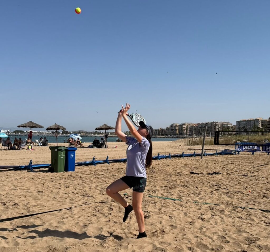Jugadora Ainhoa Claro en acción durante un torneo de tenis playa