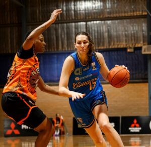 Jessie Edwards jugando baloncesto en un partido
