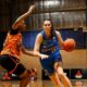 Jessie Edwards jugando baloncesto en un partido