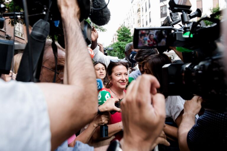 La UCO informa sobre pagos del PSOE a Leire Díez en medio de la prensa.