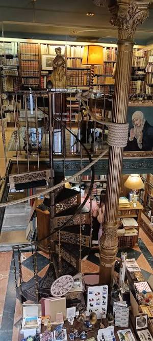 Vista interior de una librería antigua en Madrid con escaleras de caracol