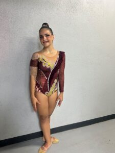 Lucía Arenas en traje de gimnasia rítmica durante el campeonato