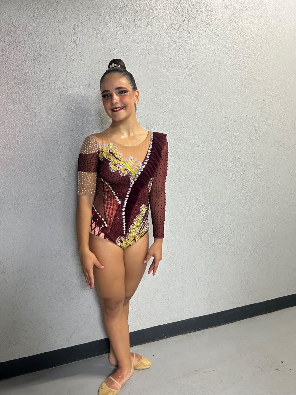 Lucía Arenas en traje de gimnasia rítmica durante el campeonato