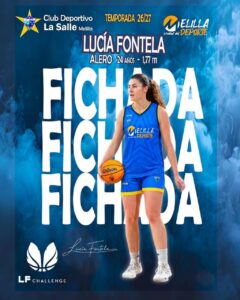 Lucía Fontela, jugadora de baloncesto, con balón en la mano