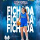 Lucía Fontela, jugadora de baloncesto, con balón en la mano
