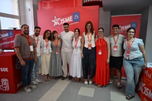 Lucía Rubio y miembros de Juventudes Socialistas de Melilla en evento