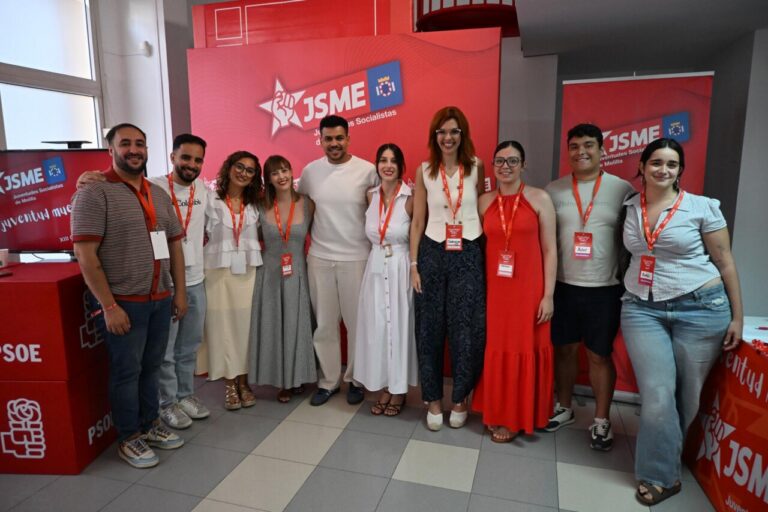 Lucía Rubio y miembros de Juventudes Socialistas de Melilla en evento