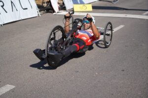 Competidor en handbike durante el Team Relay en Melilla