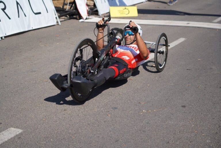 Competidor en handbike durante el Team Relay en Melilla