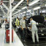 Trabajadores en una planta de producción de automóviles en Marruecos
