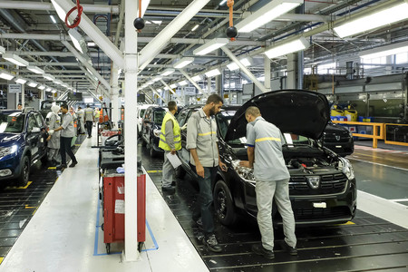 Trabajadores en una planta de producción de automóviles en Marruecos