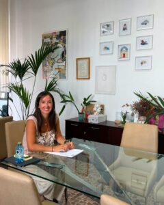 Marta Fernández de Castro en su oficina durante una reunión de trabajo