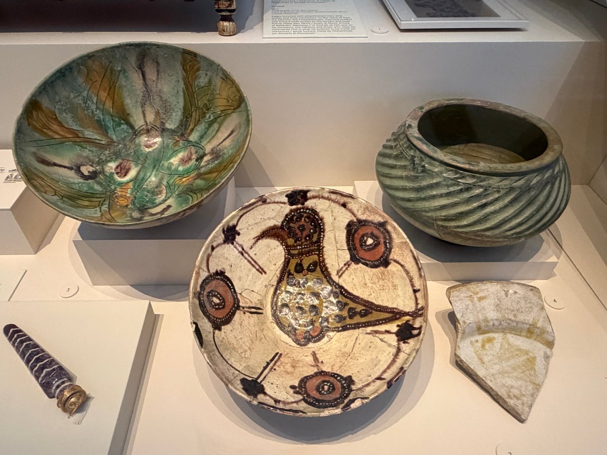Tres cuencos de cerámica expuestos en el museo