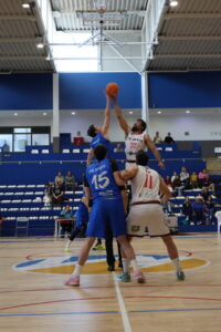 Jugadores de baloncesto en el salto inicial de un partido