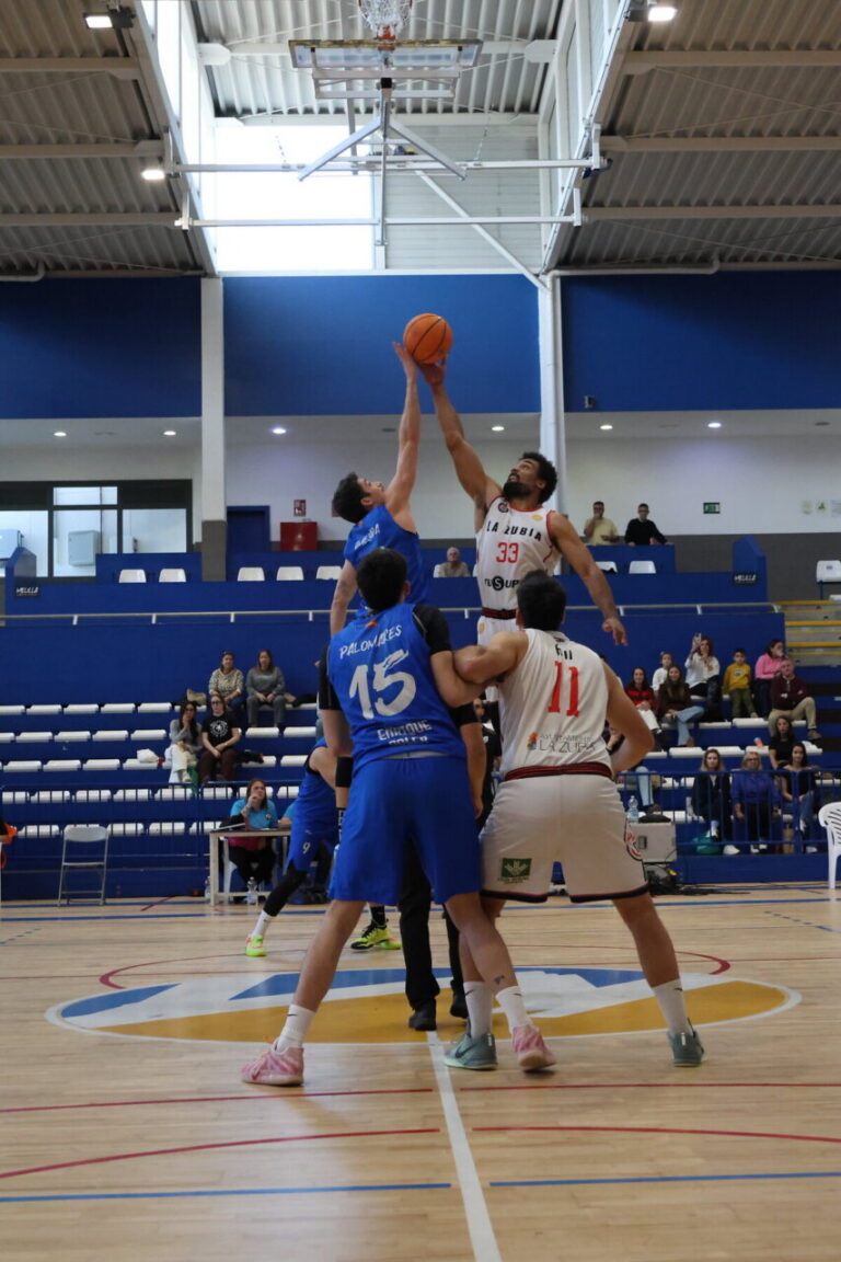 Jugadores de baloncesto en el salto inicial de un partido