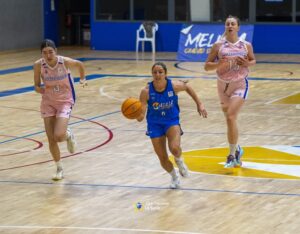 Jugadoras de baloncesto en un partido entre La Salle y Sant Feliu