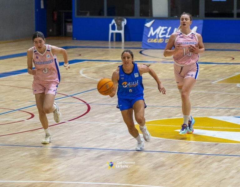 Jugadoras de baloncesto en un partido entre La Salle y Sant Feliu