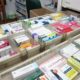 Diversos medicamentos organizados en estantes de farmacia