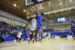 Jugadores de baloncesto en acción durante un partido en Melilla