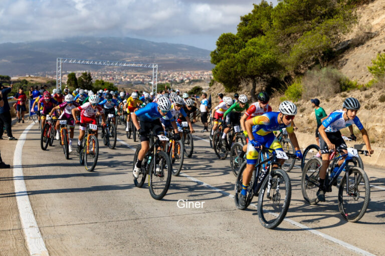 Ciclistas compitiendo en la carrera de BTT en Melilla