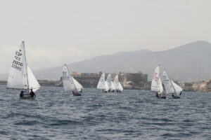 Regatas de veleros en el Campeonato Mundial Junior en Melilla