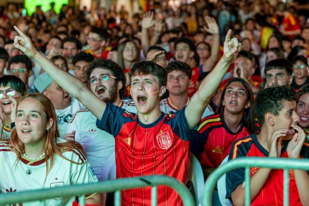 Aficionados celebrando el pase de España a la final del Mundial de Fútbol