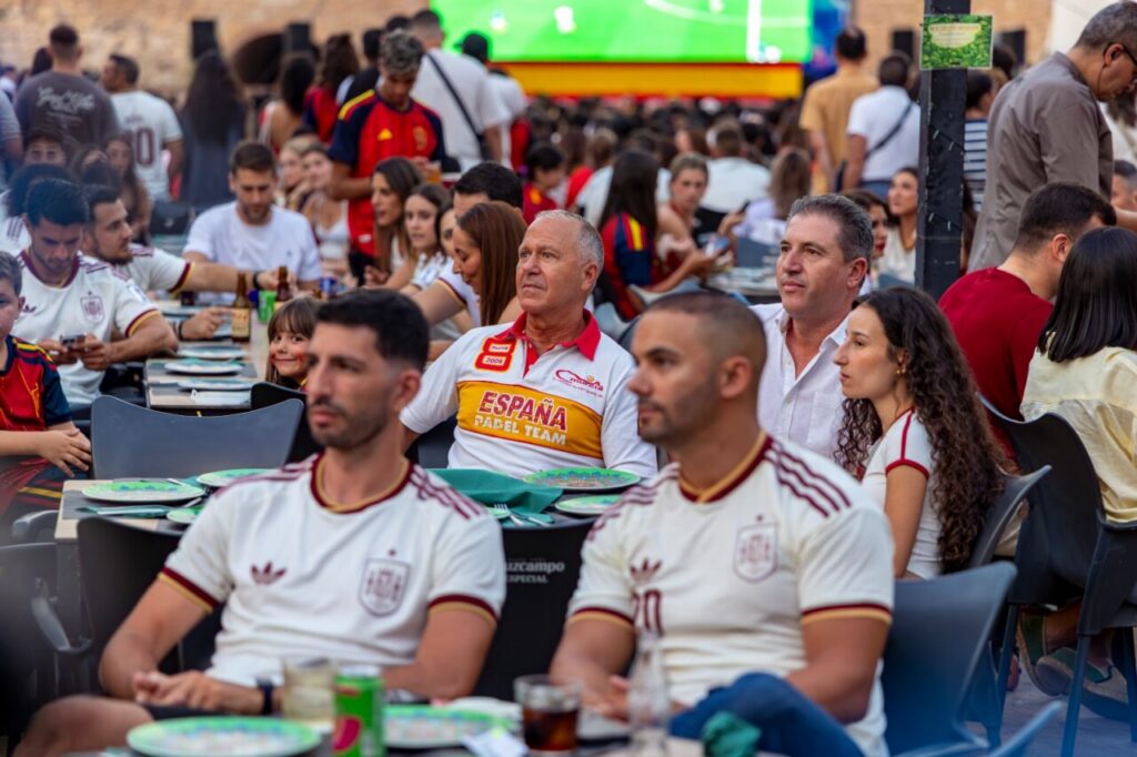 Aficionados celebrando la victoria de España en un bar de Melilla
