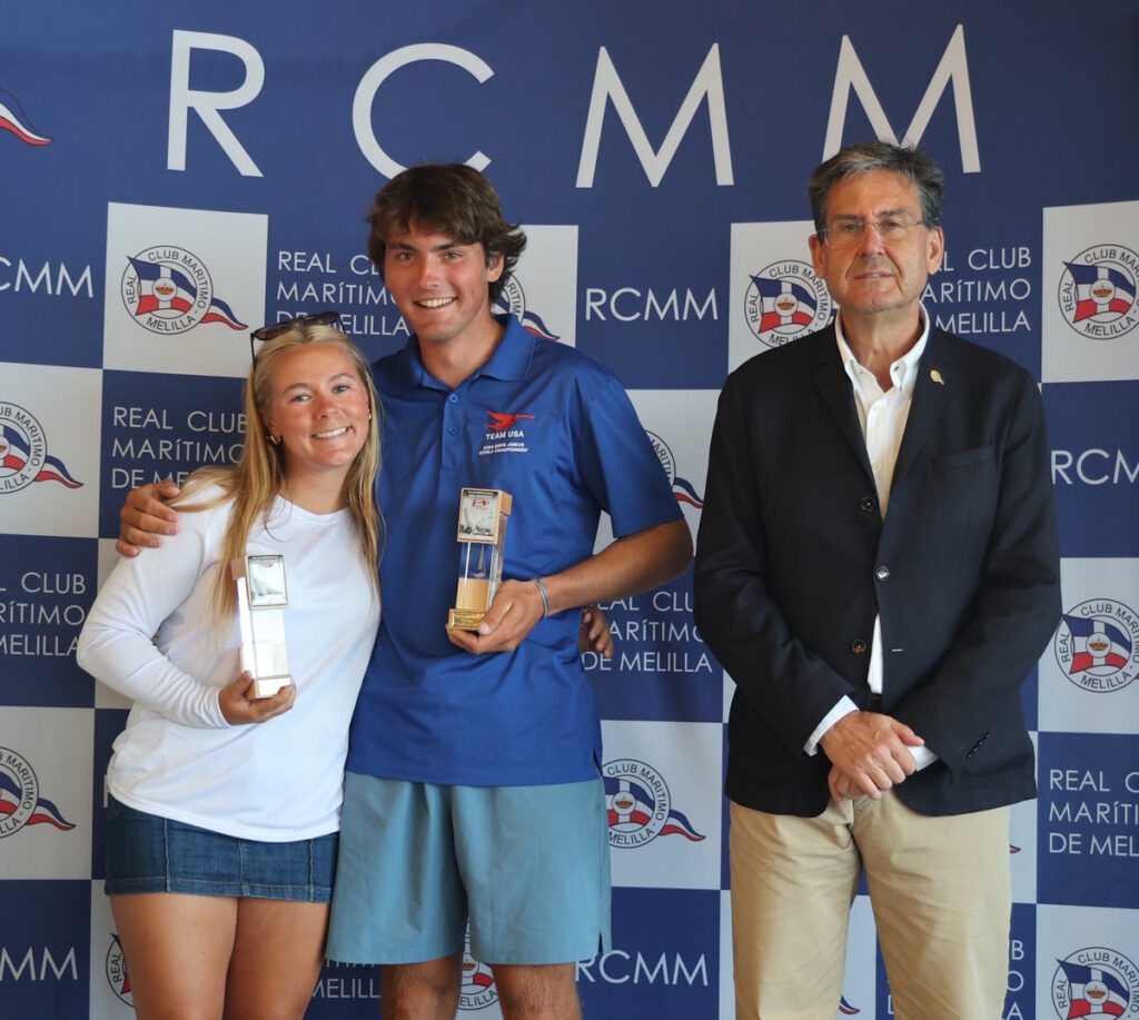 Entrega de trofeos en el Mundial Junior de Snipe en Melilla
