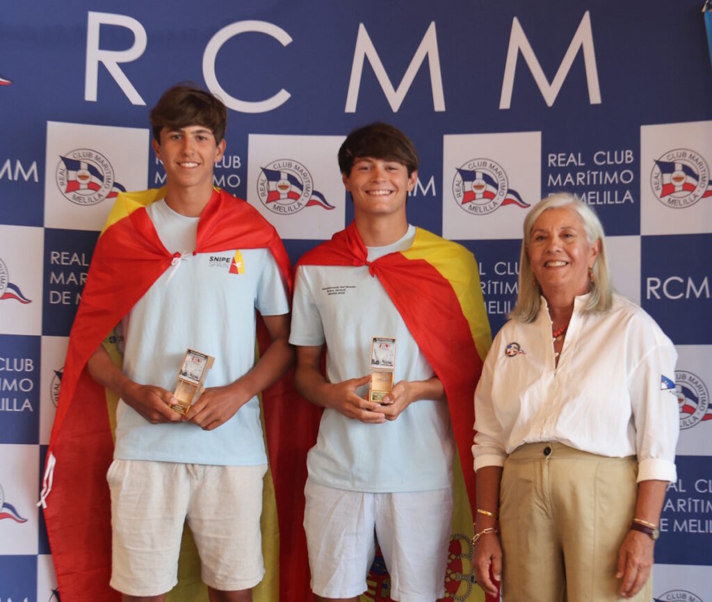 Regatistas españoles con trofeos en el Mundial Junior de Snipe en Melilla