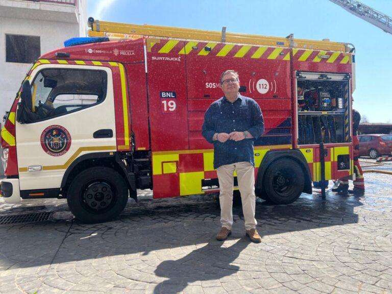 Un nuevo camión de bomberos en Melilla con un hombre frente a él.