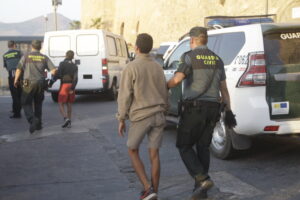 Menores migrantes siendo acompañados por la Guardia Civil en Melilla
