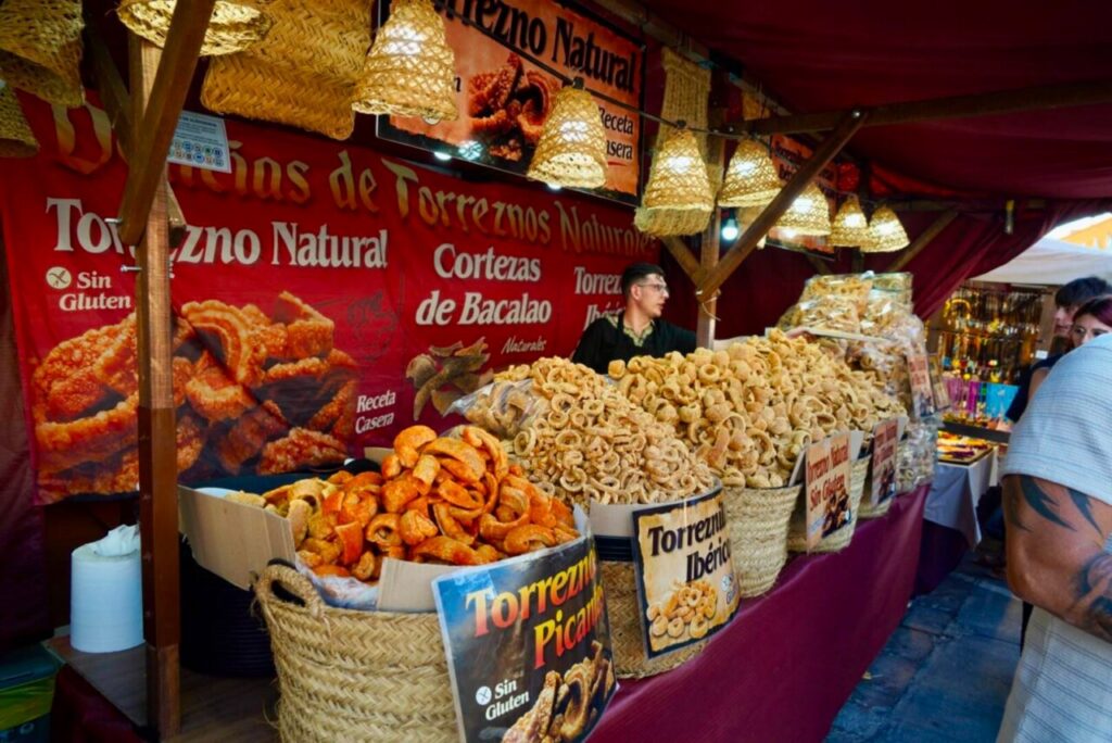 Puesto de torreznos en el Mercado Renacentista de Melilla