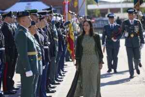 Mercedes González en un acto con la Guardia Civil, rodeada de uniformados.
