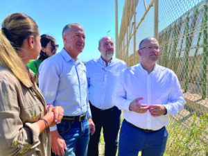 Miguel Marín discutiendo sobre el aeropuerto de Melilla con otros funcionarios