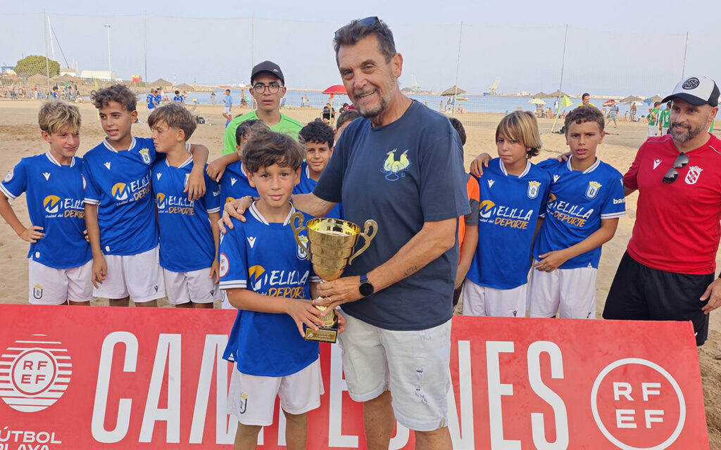 Entrega de trofeo al equipo Milenium F.S. B en la playa