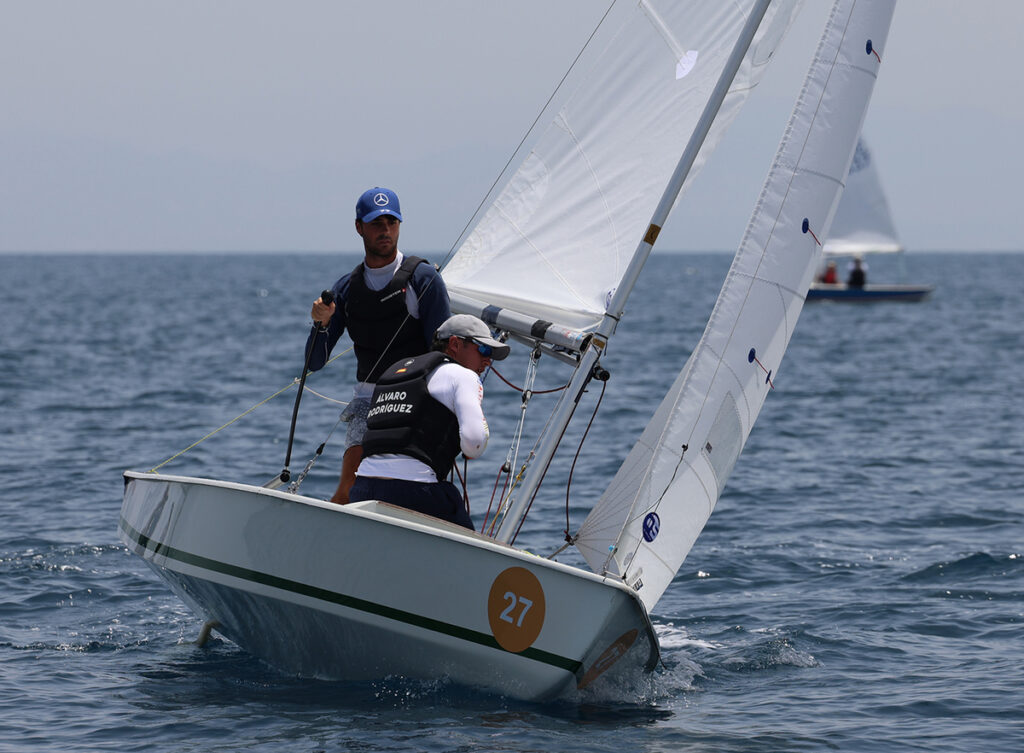 Regatistas compitiendo en el Campeonato Mundial Junior de Snipe en Melilla.