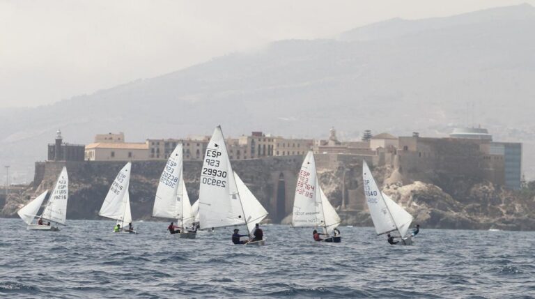Regatas de Snipe en el Mundial Junior en Melilla con embarcaciones en el agua
