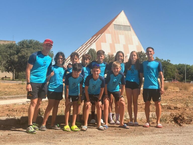 Grupo de jóvenes triatletas melillenses en el Encuentro Nacional de Menores