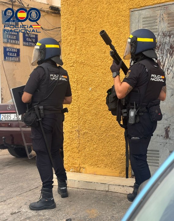 Agentes de la Policía Nacional en un operativo en Melilla