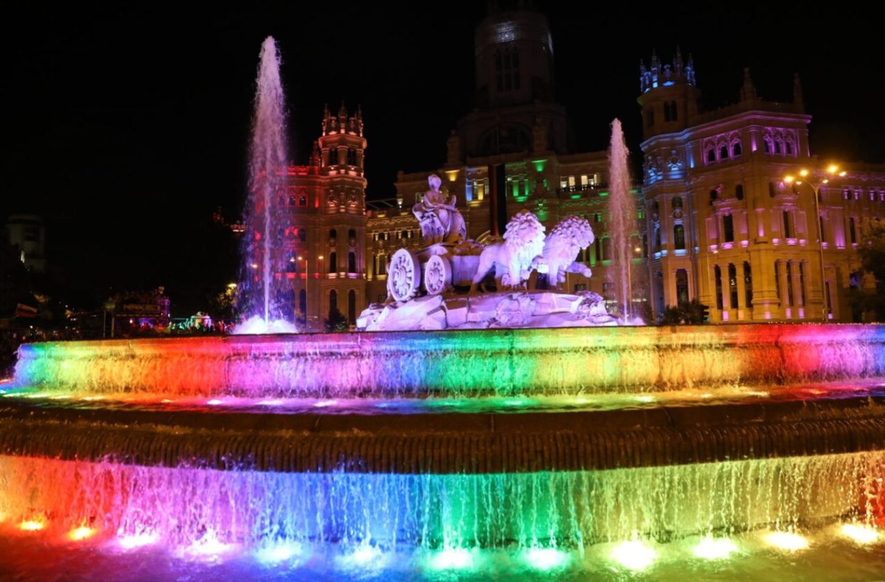 Fuente iluminada con colores del arcoíris en Madrid