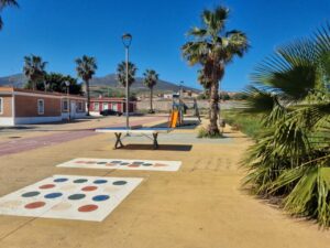 Parque con palmeras y juegos infantiles en un día soleado
