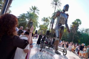 Desfile de pasacalles con un gigante de metal en Melilla