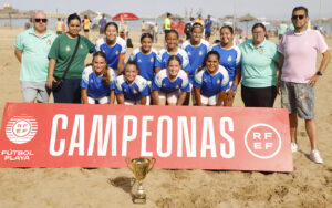 Equipo femenino de fútbol playa de la Peña Real Madrid con trofeo