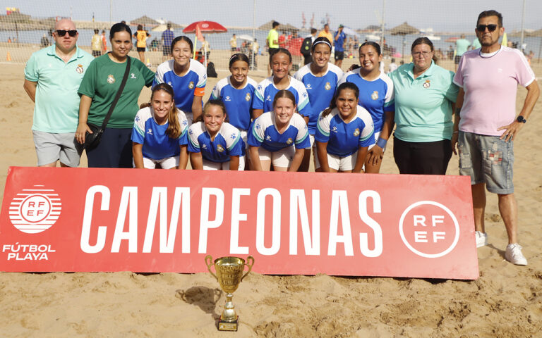 Equipo femenino de fútbol playa de la Peña Real Madrid con trofeo