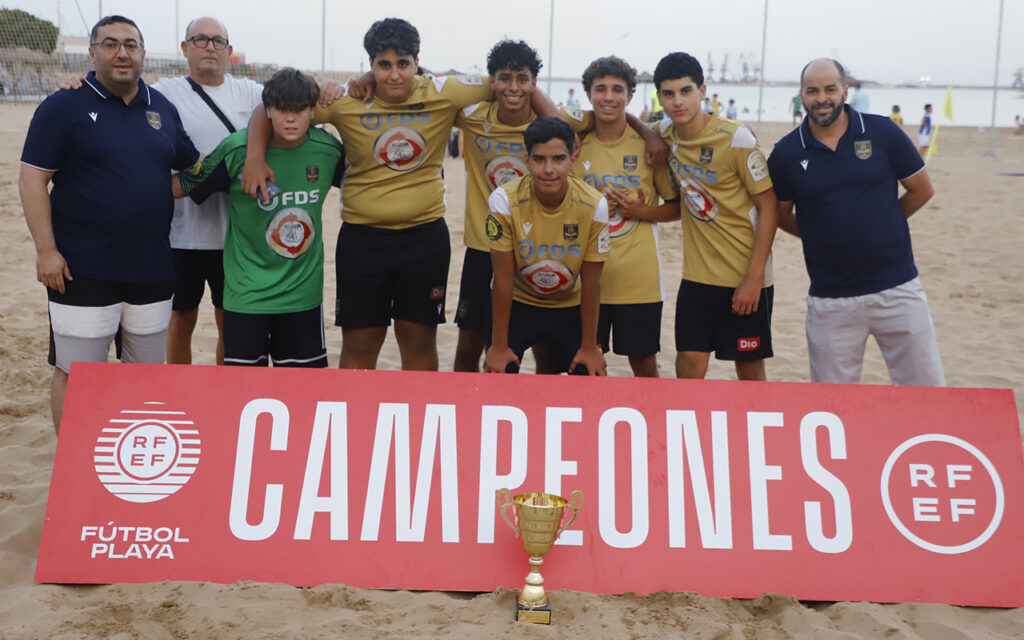 Equipo de fútbol playa Peña Real Madrid y Nueva Era con trofeo